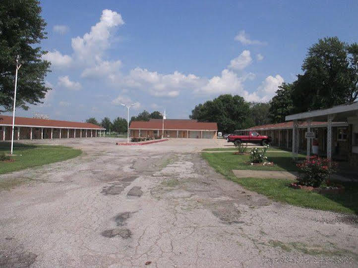 Rodeway Inn Flora Exterior photo